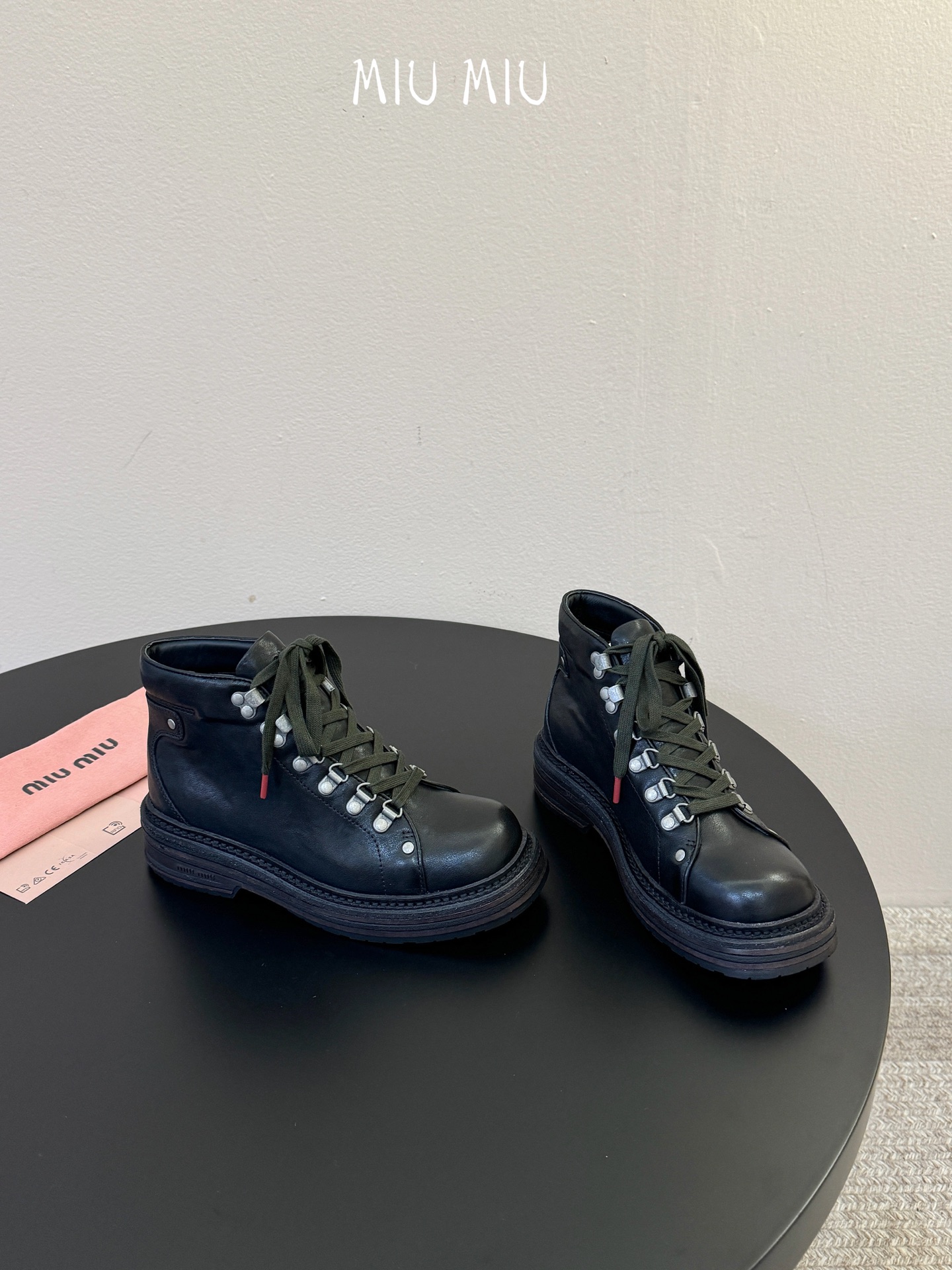 miumiu fw26 ne arrival~ miu家26秋冬短靴新品!款式是狠基础的短款机车靴,但是细节满满,粗旷中 miumiu fw26 ne arrival~ miu家26秋冬短靴新品!款式是狠基础的短款机车靴,但是细节满满,粗旷中