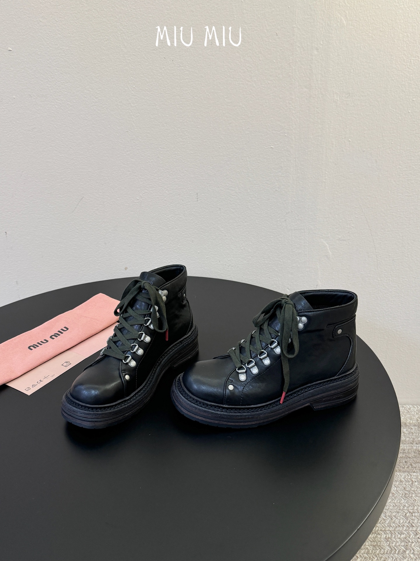 miumiu fw26 ne arrival~ miu家26秋冬短靴新品!款式是狠基础的短款机车靴,但是细节满满,粗旷中 miumiu fw26 ne arrival~ miu家26秋冬短靴新品!款式是狠基础的短款机车靴,但是细节满满,粗旷中