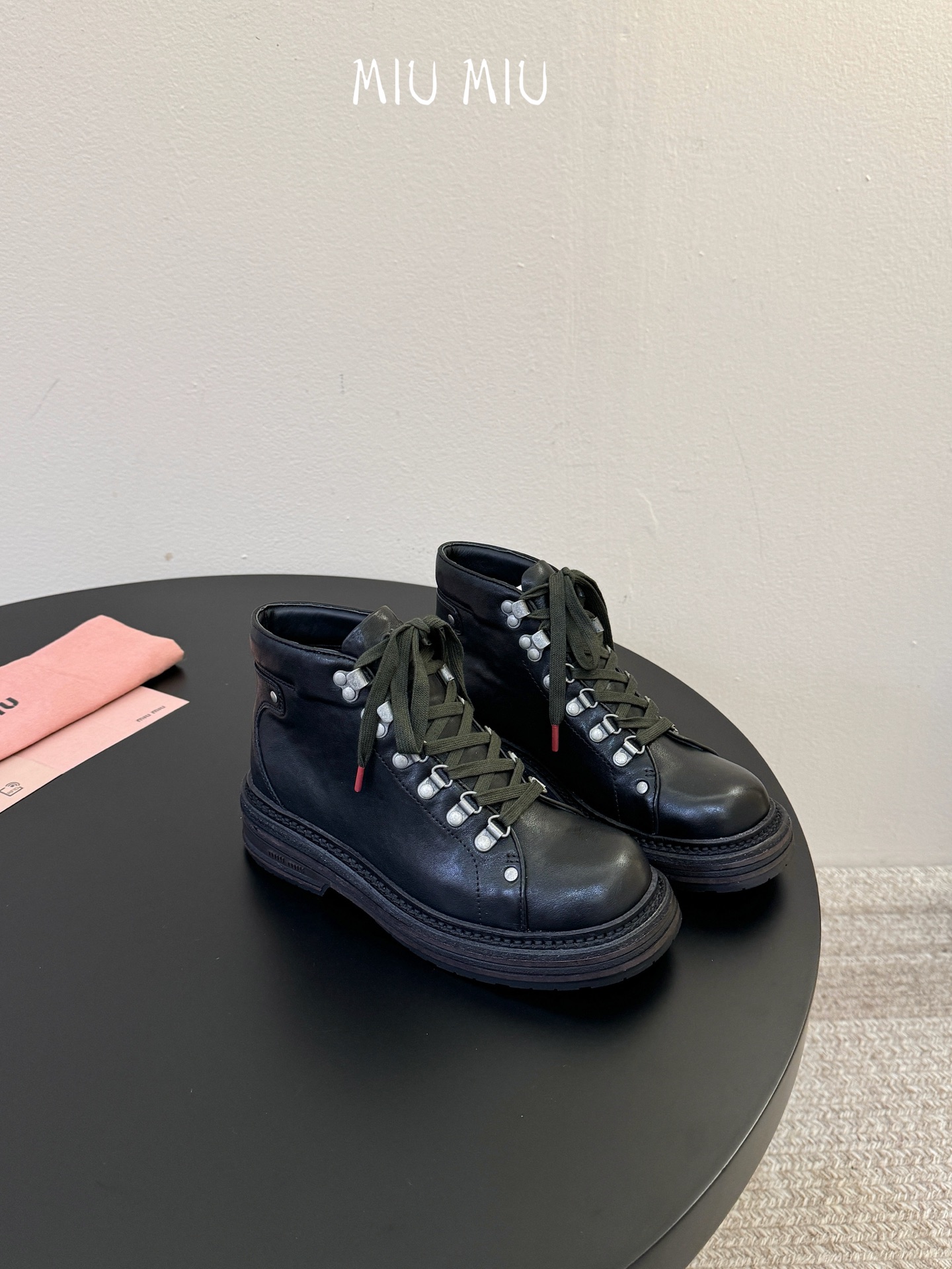 miumiu fw26 ne arrival~ miu家26秋冬短靴新品!款式是狠基础的短款机车靴,但是细节满满,粗旷中 miumiu fw26 ne arrival~ miu家26秋冬短靴新品!款式是狠基础的短款机车靴,但是细节满满,粗旷中