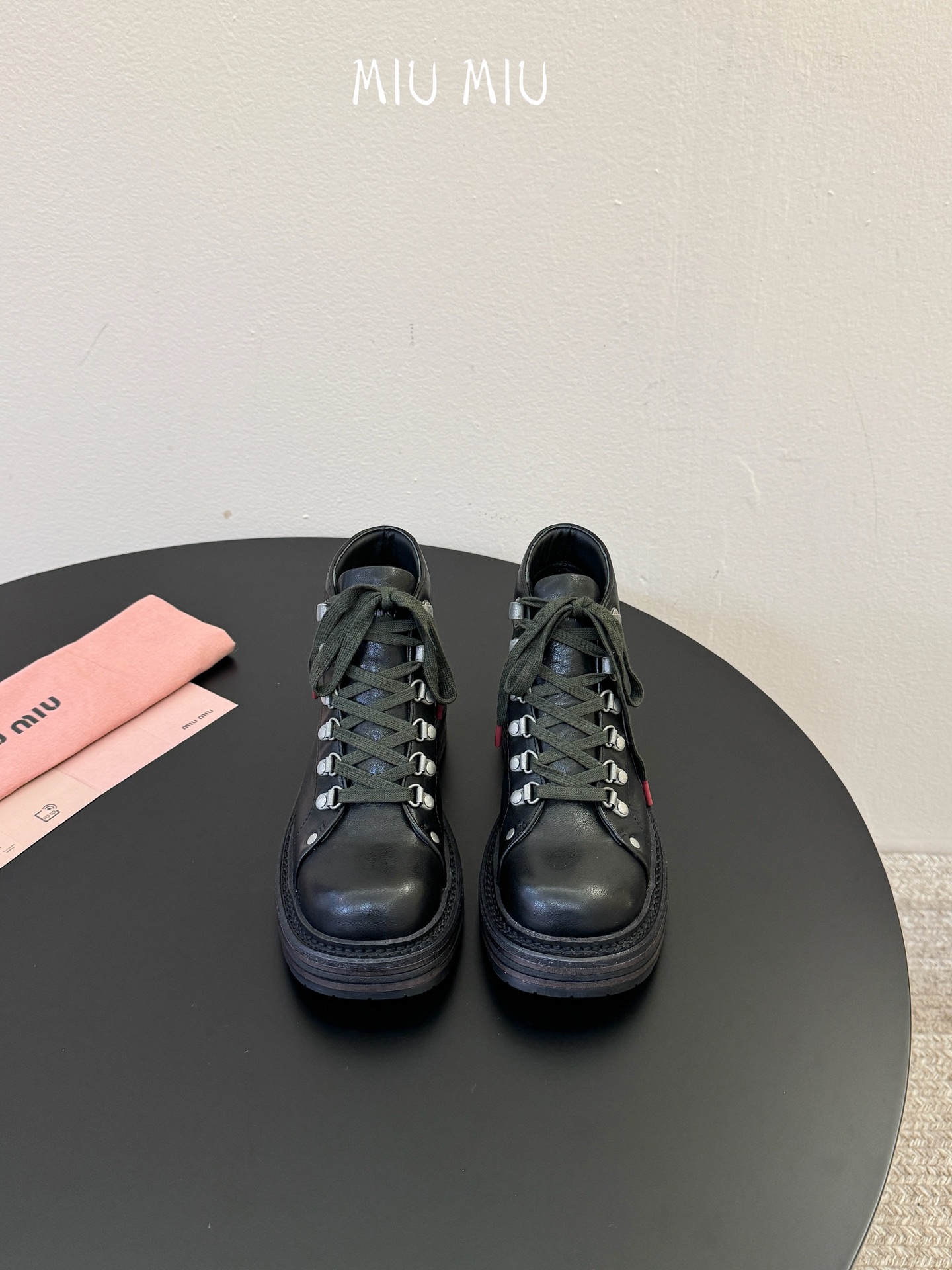NO:958408,miumiu fw26 ne arrival~ Miu’s 26 new autumn and winter short boots!  The style is a very basic short motorcycle boot, but it is full of details, and the roughness hides the little ingenuity of a delicate girl!  The leather used in our version is particularly good. The imported calfskin is custom-dyed and has a texture that can be worn for many years, and will become more and more textured as time goes by!  Calf leather lining, combined outsole!  size 35-41,boots,miumiu,boots,cowhide19860909miumiu fw26 ne arrival～ miu家26秋冬短靴新品！款式是狠基础的短款机车靴,但是细节满满,粗旷中藏着精致女孩的小巧思！我们家版本的皮料用的特别好,进口匹胚定染的小牛皮,感觉可以穿很多年的质感,而且会越传越有质感！ 内里小牛皮,鞋底组合大底！ size 35-41,靴子,miumiu,boots,cowhide,Women's Shoes