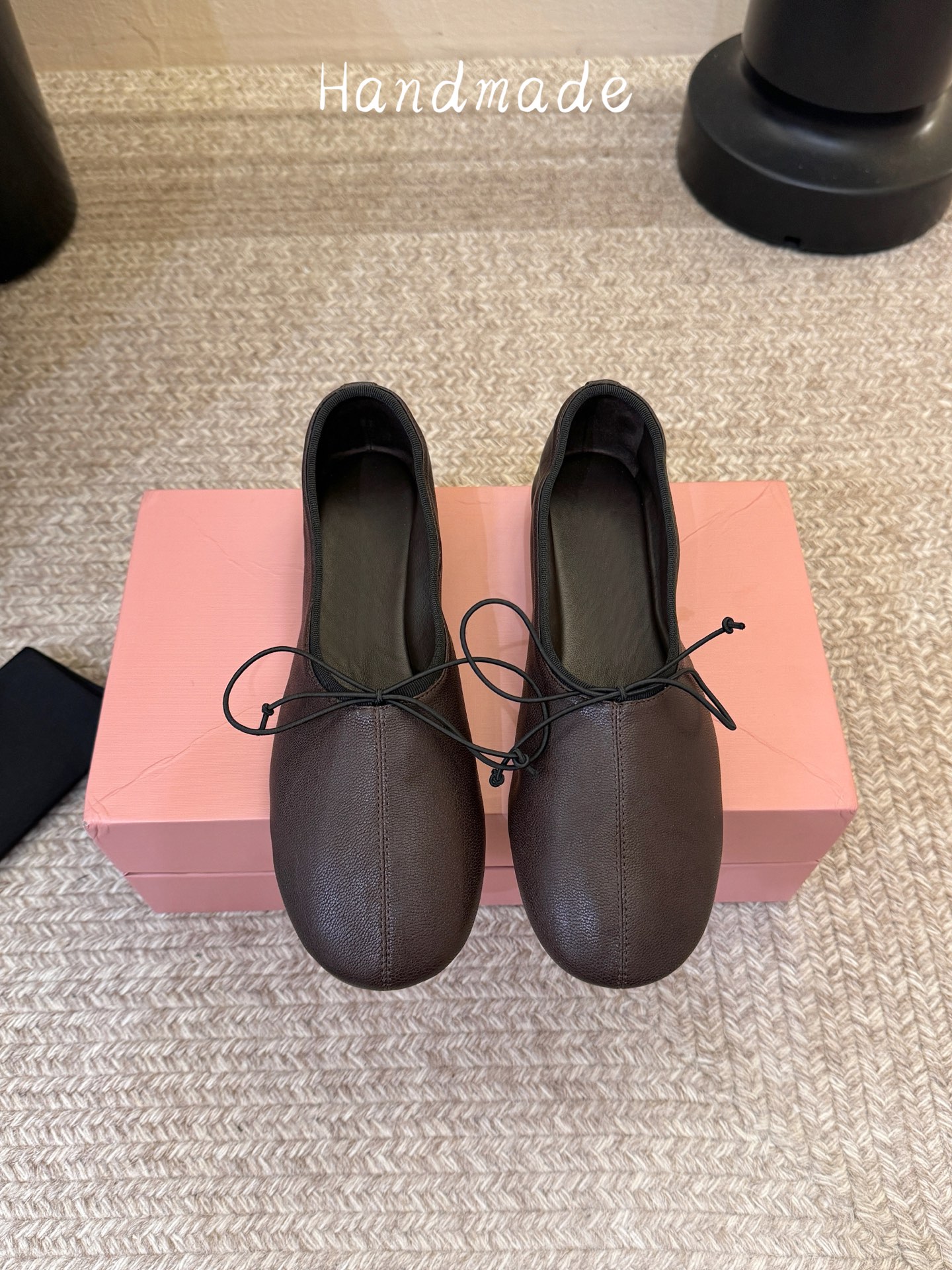 NO:958389,Sheepskin HANDMADE's exclusive new product, the highest version, purchased from buyers, 1:1 perfect reproduction, flat sandals, original molded genuine leather soles, original lasted shoes, very generous, easy to match with various styles, the good news for short legs, the upper body becomes longer legs in an instant, the upper feet are not constrained by conventions, you can be yourself as you like~ Fried chicken on the upper feet is soft and comfortable, sheepskin upper, rubber outsole, size 35-39  Custom-made from 40, single shoes, sandals, sheepskin19860909羊皮 HANDMADE独家新品最高版本买手代购1:1完美复刻 平底凉鞋单鞋 原版开模真皮鞋底 原版套楦鞋型很大方 搭配各种风格都轻松驾驭 小短腿的福音 上身瞬间秒变大长腿 上脚不被常规所拘束,随心所欲做自己～上脚炒鸡柔软舒适 鞋面羊皮 大底橡胶底 码数35-39 40起订做,单鞋,sandals,sheepskin,Women's Shoes