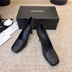 Chane*26ss夏季新款方头高跟单鞋 自带优雅复古感的拼色T字带高跟凉鞋,利落的尖头剪裁搭配经典的黑白拼色鞋头,T字 Chane*26ss夏季新款方头高跟单鞋 自带优雅复古感的拼色T字带高跟凉鞋,利落的尖头剪裁搭配经典的黑白拼色鞋头,T字