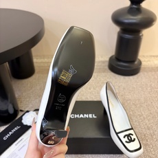 Chane*26ss夏季新款方头高跟单鞋 自带优雅复古感的拼色T字带高跟凉鞋,利落的尖头剪裁搭配经典的黑白拼色鞋头,T字 Chane*26ss夏季新款方头高跟单鞋 自带优雅复古感的拼色T字带高跟凉鞋,利落的尖头剪裁搭配经典的黑白拼色鞋头,T字