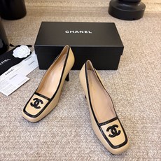 Chane*26ss夏季新款方头高跟单鞋 自带优雅复古感的拼色T字带高跟凉鞋,利落的尖头剪裁搭配经典的黑白拼色鞋头,T字 Chane*26ss夏季新款方头高跟单鞋 自带优雅复古感的拼色T字带高跟凉鞋,利落的尖头剪裁搭配经典的黑白拼色鞋头,T字