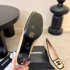 Chane*26ss夏季新款方头高跟单鞋 自带优雅复古感的拼色T字带高跟凉鞋,利落的尖头剪裁搭配经典的黑白拼色鞋头,T字 Chane*26ss夏季新款方头高跟单鞋 自带优雅复古感的拼色T字带高跟凉鞋,利落的尖头剪裁搭配经典的黑白拼色鞋头,T字