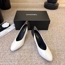 Chane*26ss夏季新款高跟单鞋 自带优雅复古感的拼色T字带高跟凉鞋,利落的尖头剪裁搭配经典的黑白拼色鞋头,T字带设 Chane*26ss夏季新款高跟单鞋 自带优雅复古感的拼色T字带高跟凉鞋,利落的尖头剪裁搭配经典的黑白拼色鞋头,T字带设