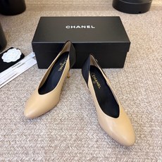 Chane*26ss夏季新款高跟单鞋 自带优雅复古感的拼色T字带高跟凉鞋,利落的尖头剪裁搭配经典的黑白拼色鞋头,T字带设 Chane*26ss夏季新款高跟单鞋 自带优雅复古感的拼色T字带高跟凉鞋,利落的尖头剪裁搭配经典的黑白拼色鞋头,T字带设