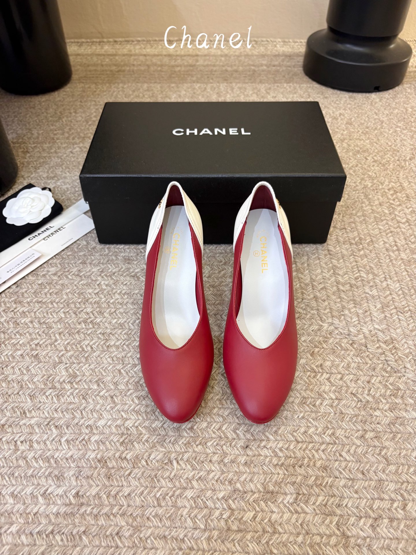 Chane*26ss夏季新款高跟单鞋 自带优雅复古感的拼色T字带高跟凉鞋，利落的尖头剪裁搭配经典的黑白拼色鞋头，T字带设