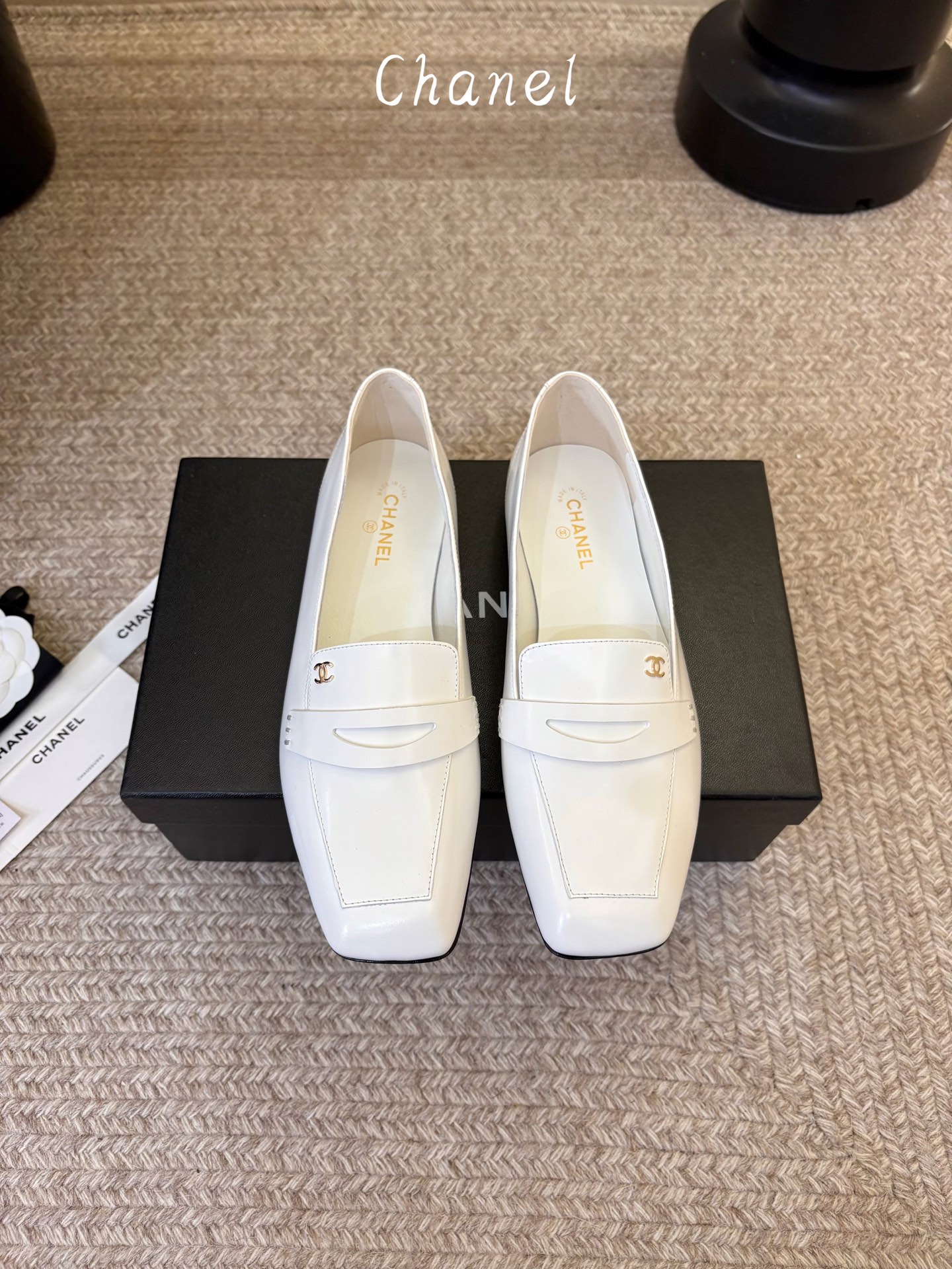 小香新品 小方头乐福鞋 原版1:1复刻 经典中的经典 无论搭配裤装还是裙装都是完美  小圆头的设计很好的修饰脚型 ，小仙