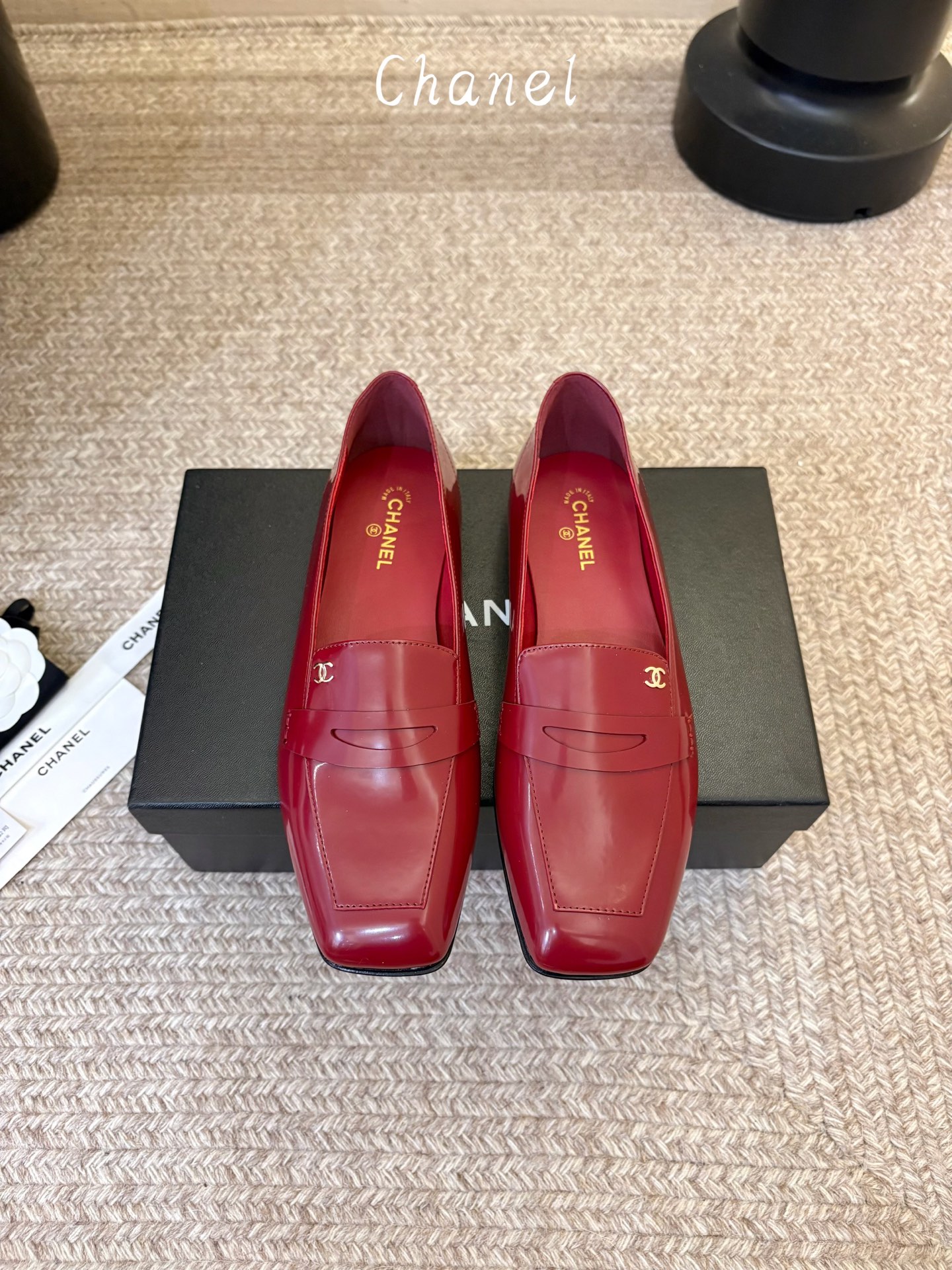 小香新品 小方头乐福鞋 原版1:1复刻 经典中的经典 无论搭配裤装还是裙装都是完美  小圆头的设计很好的修饰脚型 ，小仙