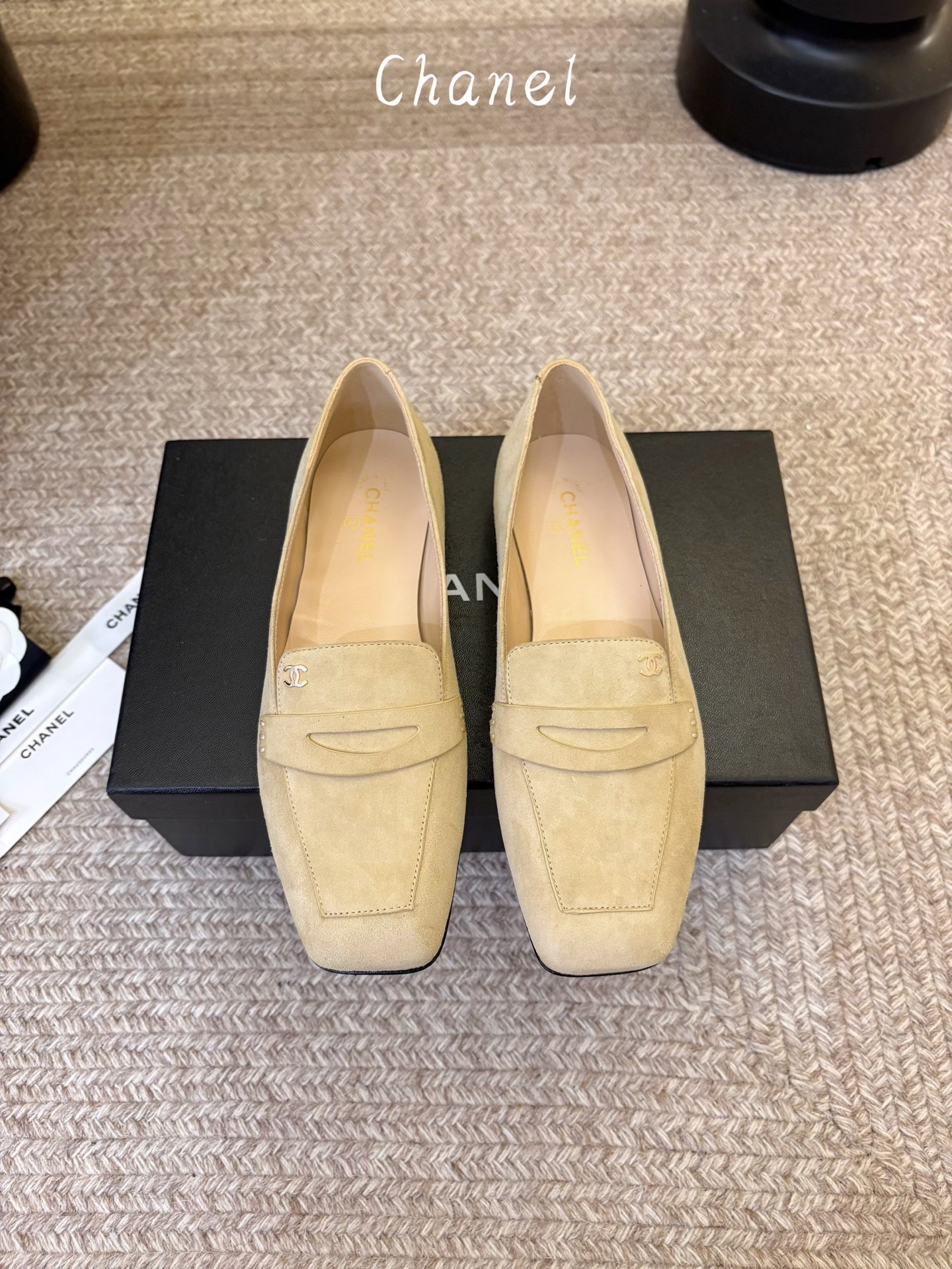 小香新品 小方头乐福鞋 原版1:1复刻 经典中的经典 无论搭配裤装还是裙装都是完美  小圆头的设计很好的修饰脚型 ，小仙