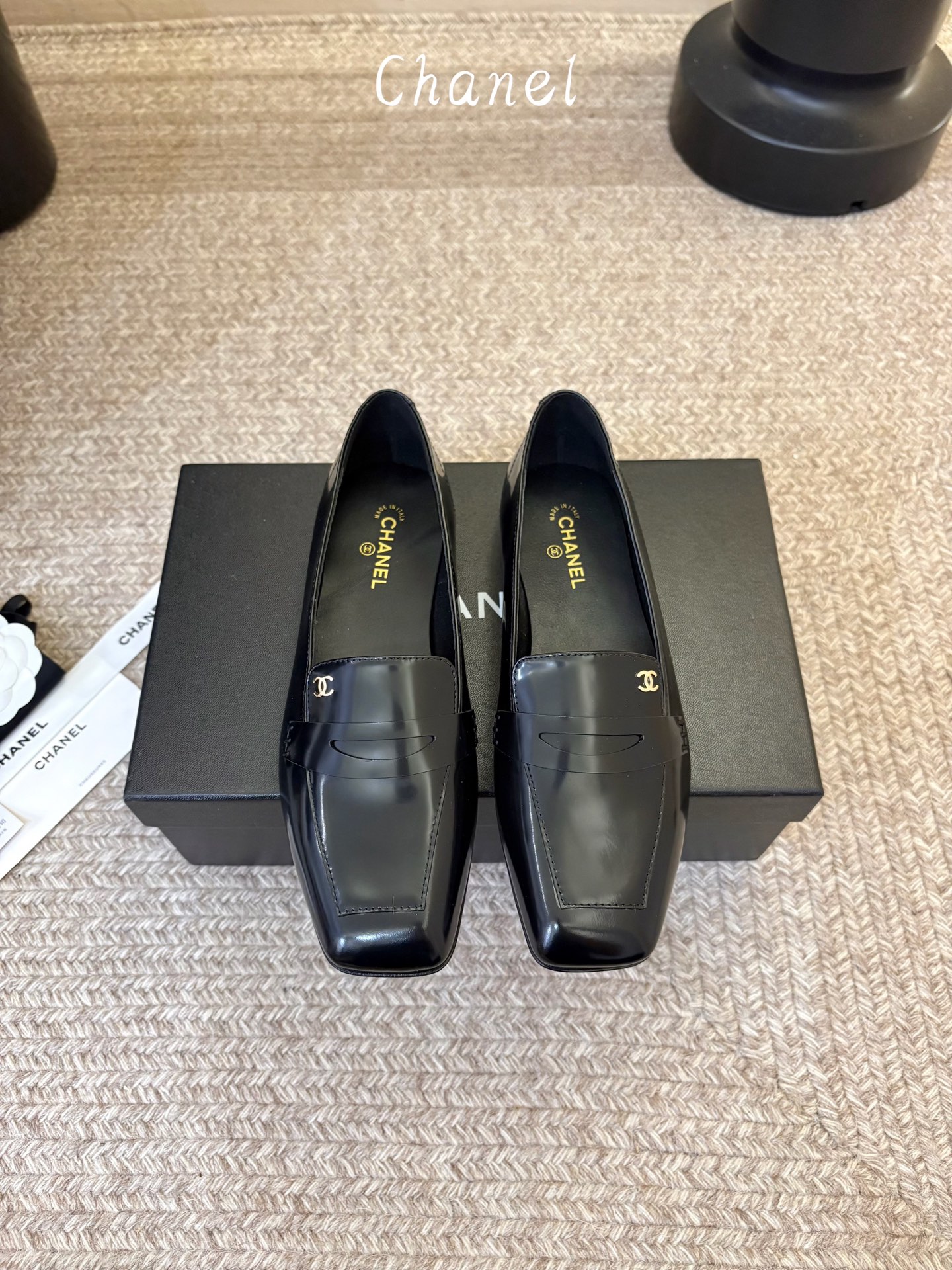 小香新品 小方头乐福鞋 原版1:1复刻 经典中的经典 无论搭配裤装还是裙装都是完美  小圆头的设计很好的修饰脚型 ，小仙