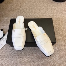 小香新品 小方头乐福鞋半托 原版1:1复刻 经典中的经典 无论搭配裤装还是裙装都是完美 小圆头的设计很好的修饰脚型 , 小香新品 小方头乐福鞋半托 原版1:1复刻 经典中的经典 无论搭配裤装还是裙装都是完美 小圆头的设计很好的修饰脚型 ,