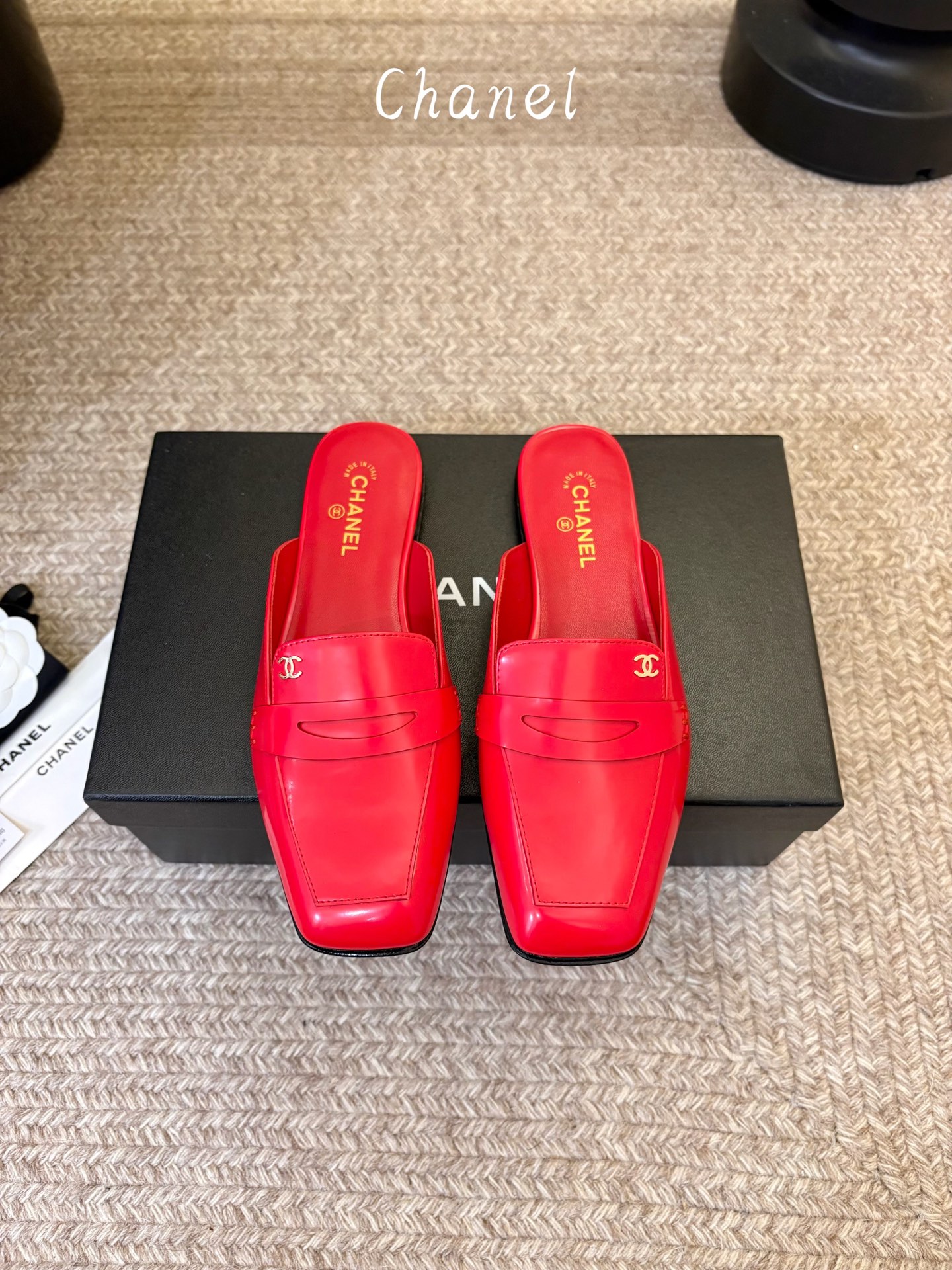 小香新品 小方头乐福鞋半托 原版1:1复刻 经典中的经典 无论搭配裤装还是裙装都是完美  小圆头的设计很好的修饰脚型 ，