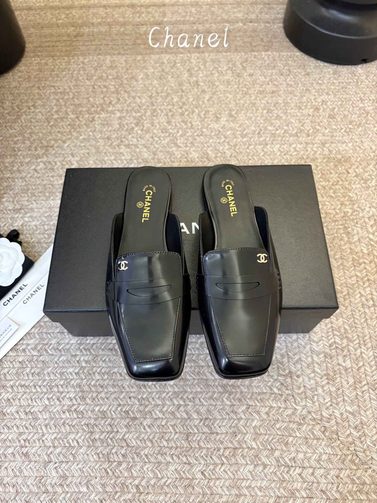 小香新品 小方头乐福鞋半托 原版1:1复刻 经典中的经典 无论搭配裤装还是裙装都是完美  小圆头的设计很好的修饰脚型 ，