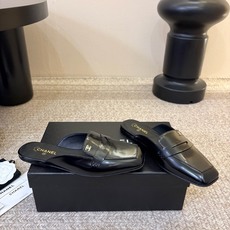 小香新品 小方头乐福鞋半托 原版1:1复刻 经典中的经典 无论搭配裤装还是裙装都是完美 小圆头的设计很好的修饰脚型 , 小香新品 小方头乐福鞋半托 原版1:1复刻 经典中的经典 无论搭配裤装还是裙装都是完美 小圆头的设计很好的修饰脚型 ,