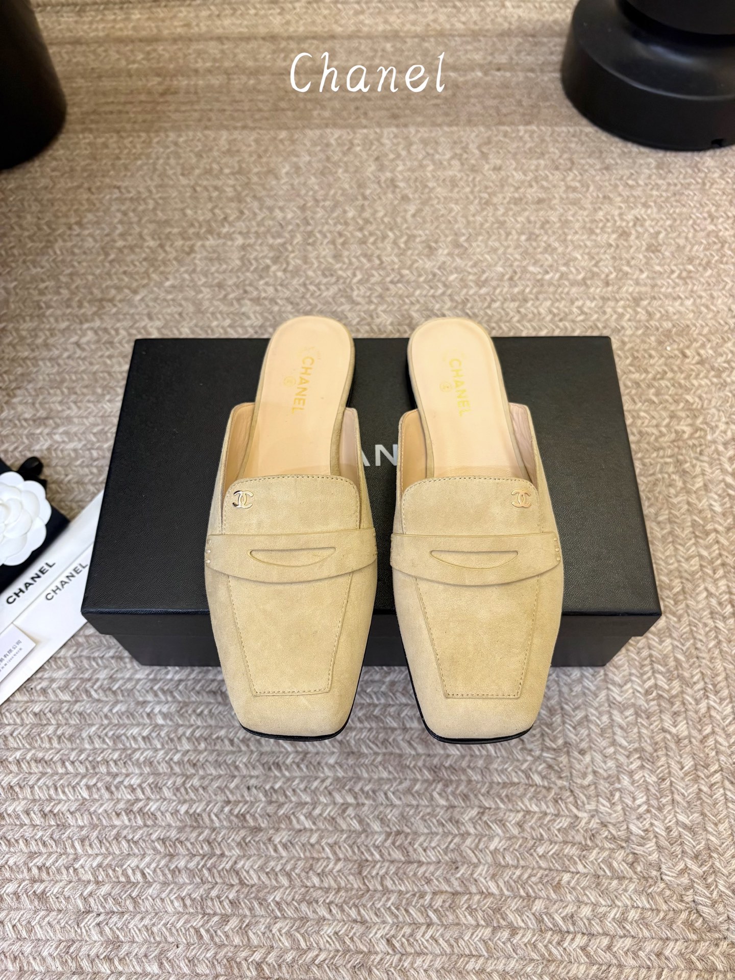 小香新品 小方头乐福鞋半托 原版1:1复刻 经典中的经典 无论搭配裤装还是裙装都是完美  小圆头的设计很好的修饰脚型 ，