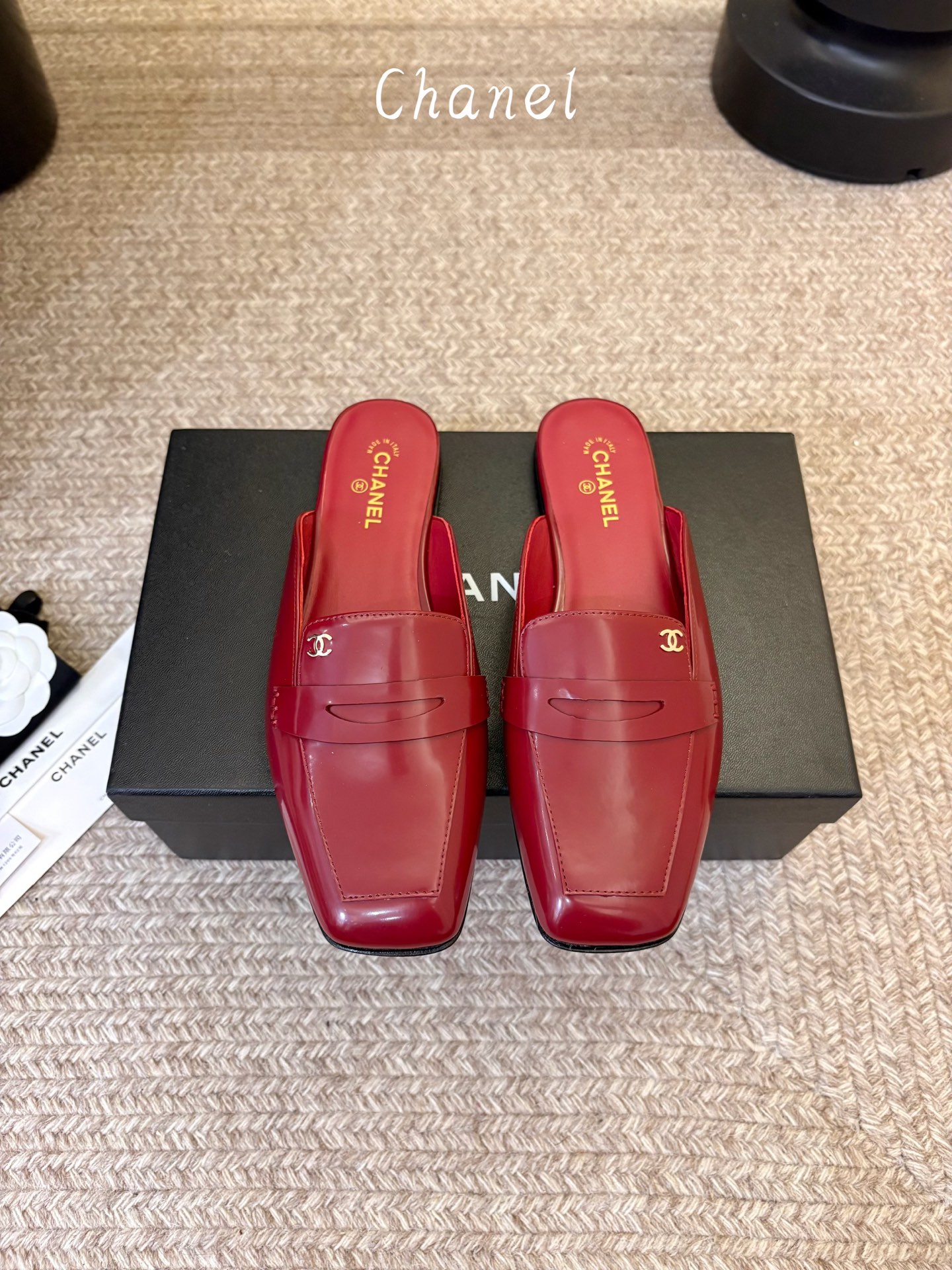 小香新品 小方头乐福鞋半托 原版1:1复刻 经典中的经典 无论搭配裤装还是裙装都是完美  小圆头的设计很好的修饰脚型 ，