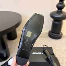 Chane*26ss夏季新款方头凉鞋 自带优雅复古感的拼色T字带高跟凉鞋,利落的尖头剪裁搭配经典的黑白拼色鞋头,T字带设 Chane*26ss夏季新款方头凉鞋 自带优雅复古感的拼色T字带高跟凉鞋,利落的尖头剪裁搭配经典的黑白拼色鞋头,T字带设