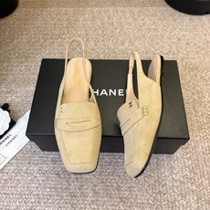 Chane*26ss夏季新款方头凉鞋 自带优雅复古感的拼色T字带高跟凉鞋,利落的尖头剪裁搭配经典的黑白拼色鞋头,T字带设 Chane*26ss夏季新款方头凉鞋 自带优雅复古感的拼色T字带高跟凉鞋,利落的尖头剪裁搭配经典的黑白拼色鞋头,T字带设