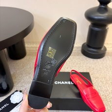 Chane*26ss夏季新款方头凉鞋 自带优雅复古感的拼色T字带高跟凉鞋,利落的尖头剪裁搭配经典的黑白拼色鞋头,T字带设 Chane*26ss夏季新款方头凉鞋 自带优雅复古感的拼色T字带高跟凉鞋,利落的尖头剪裁搭配经典的黑白拼色鞋头,T字带设