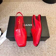 Chane*26ss夏季新款方头凉鞋 自带优雅复古感的拼色T字带高跟凉鞋,利落的尖头剪裁搭配经典的黑白拼色鞋头,T字带设 Chane*26ss夏季新款方头凉鞋 自带优雅复古感的拼色T字带高跟凉鞋,利落的尖头剪裁搭配经典的黑白拼色鞋头,T字带设