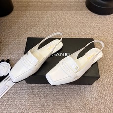 Chane*26ss夏季新款方头凉鞋 自带优雅复古感的拼色T字带高跟凉鞋,利落的尖头剪裁搭配经典的黑白拼色鞋头,T字带设 Chane*26ss夏季新款方头凉鞋 自带优雅复古感的拼色T字带高跟凉鞋,利落的尖头剪裁搭配经典的黑白拼色鞋头,T字带设