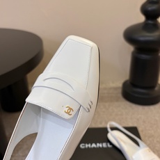 Chane*26ss夏季新款方头凉鞋 自带优雅复古感的拼色T字带高跟凉鞋,利落的尖头剪裁搭配经典的黑白拼色鞋头,T字带设 Chane*26ss夏季新款方头凉鞋 自带优雅复古感的拼色T字带高跟凉鞋,利落的尖头剪裁搭配经典的黑白拼色鞋头,T字带设