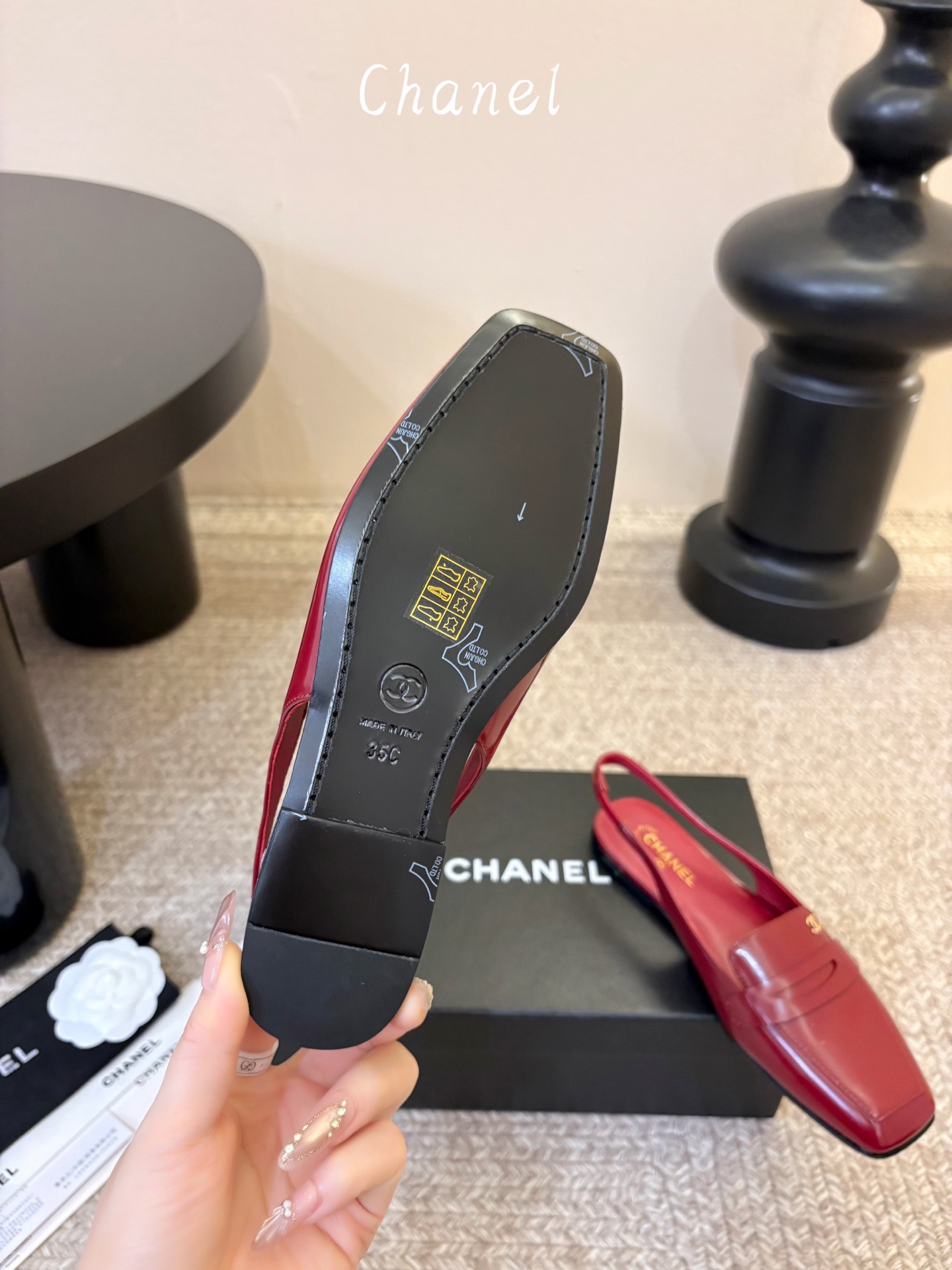 Chane*26ss夏季新款方头凉鞋 自带优雅复古感的拼色T字带高跟凉鞋，利落的尖头剪裁搭配经典的黑白拼色鞋头，T字带设