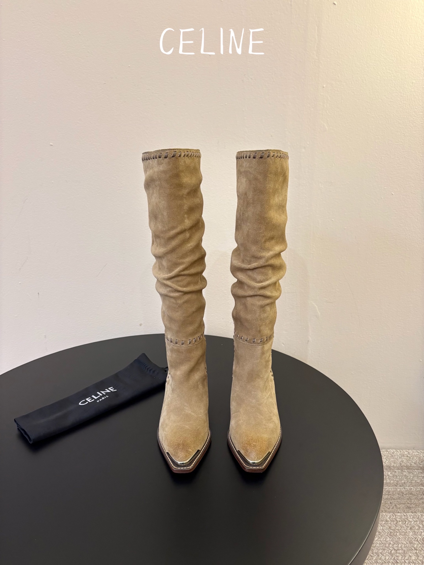 CELINE思琳最新款褶皱堆堆高筒西部靴 超多明星网红种草 秋冬褶皱堆堆长筒西部靴 属于复古慵懒风 靴筒选用偏柔软的真皮
