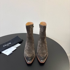CELINE思琳最新款金属鞋头西部短靴 超多明星网红种草 鞋头包裹亮面金属饰片 复古机车西部风格 同时保护鞋尖不易磨损 CELINE思琳最新款金属鞋头西部短靴 超多明星网红种草 鞋头包裹亮面金属饰片 复古机车西部风格 同时保护鞋尖不易磨损