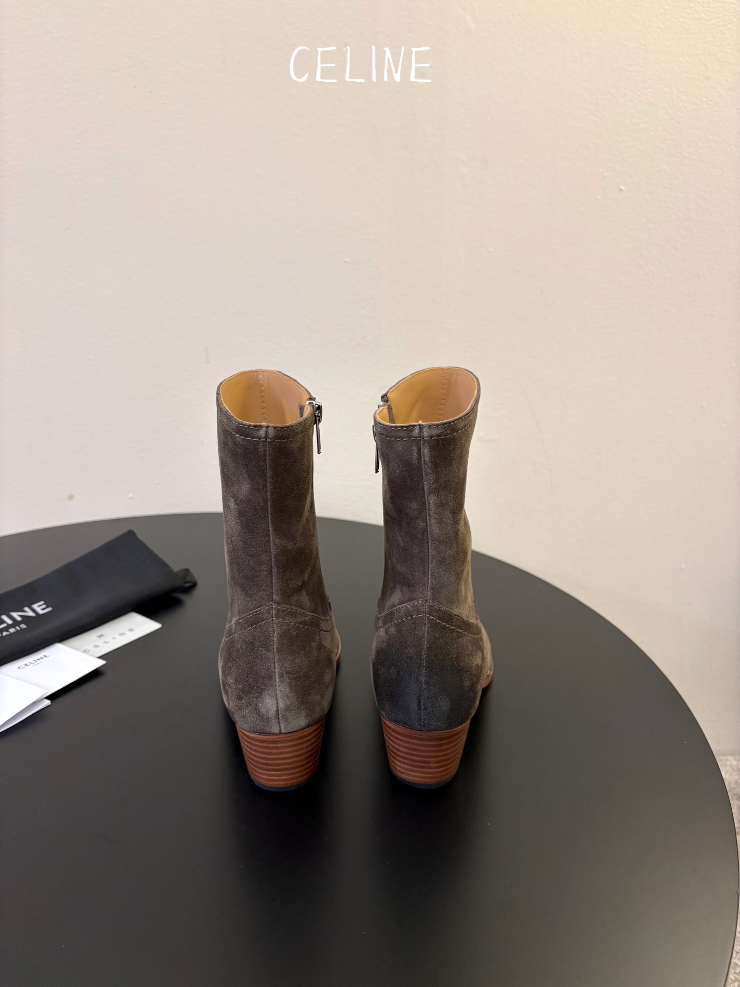 CELINE思琳最新款金属鞋头西部短靴 超多明星网红种草 鞋头包裹亮面金属饰片 复古机车西部风格 同时保护鞋尖不易磨损 CELINE思琳最新款金属鞋头西部短靴 超多明星网红种草 鞋头包裹亮面金属饰片 复古机车西部风格 同时保护鞋尖不易磨损