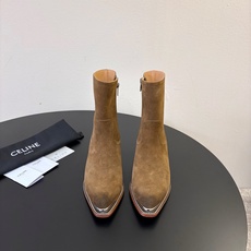 CELINE思琳最新款金属鞋头西部短靴 超多明星网红种草 鞋头包裹亮面金属饰片 复古机车西部风格 同时保护鞋尖不易磨损 CELINE思琳最新款金属鞋头西部短靴 超多明星网红种草 鞋头包裹亮面金属饰片 复古机车西部风格 同时保护鞋尖不易磨损