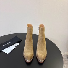 CELINE思琳最新款金属鞋头西部短靴 超多明星网红种草 鞋头包裹亮面金属饰片 复古机车西部风格 同时保护鞋尖不易磨损 CELINE思琳最新款金属鞋头西部短靴 超多明星网红种草 鞋头包裹亮面金属饰片 复古机车西部风格 同时保护鞋尖不易磨损