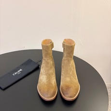 CELINE思琳最新款西部短靴 超多明星网红种草 鞋头包裹亮面金属饰片 复古机车西部风格 同时保护鞋尖不易磨损 辨识度极 CELINE思琳最新款西部短靴 超多明星网红种草 鞋头包裹亮面金属饰片 复古机车西部风格 同时保护鞋尖不易磨损 辨识度极
