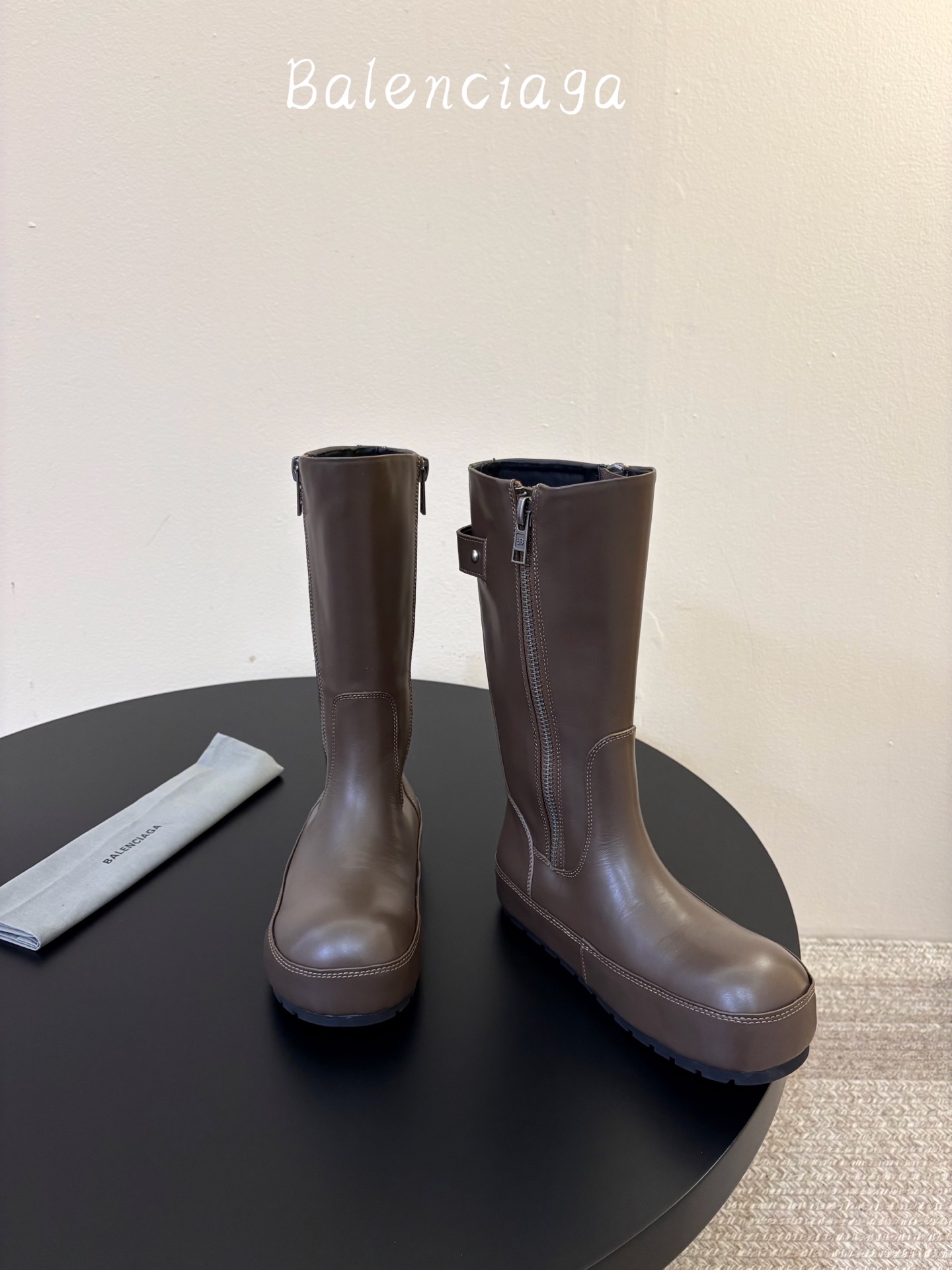 BALENCIAG* 𝟐𝟔𝐀𝐖新品 侧拉链高筒靴|先锋格调重塑街头穿搭美学 机能与潮酷风格融合靴身轮廓 每一步都彰显随性 BALENCIAG* 𝟐𝟔𝐀𝐖新品 侧拉链高筒靴|先锋格调重塑街头穿搭美学 机能与潮酷风格融合靴身轮廓 每一步都彰显随性