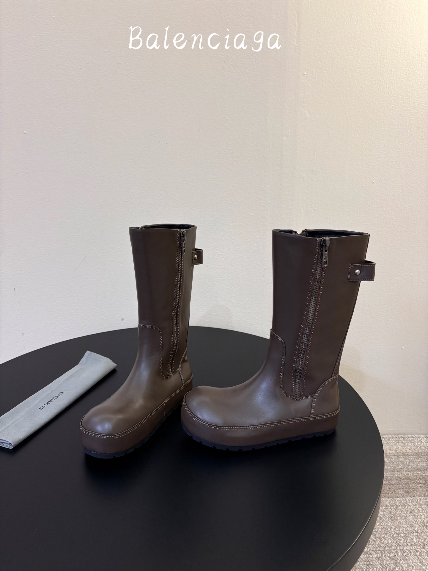 BALENCIAG* 𝟐𝟔𝐀𝐖新品 侧拉链高筒靴|先锋格调重塑街头穿搭美学 机能与潮酷风格融合靴身轮廓 每一步都彰显随性 BALENCIAG* 𝟐𝟔𝐀𝐖新品 侧拉链高筒靴|先锋格调重塑街头穿搭美学 机能与潮酷风格融合靴身轮廓 每一步都彰显随性