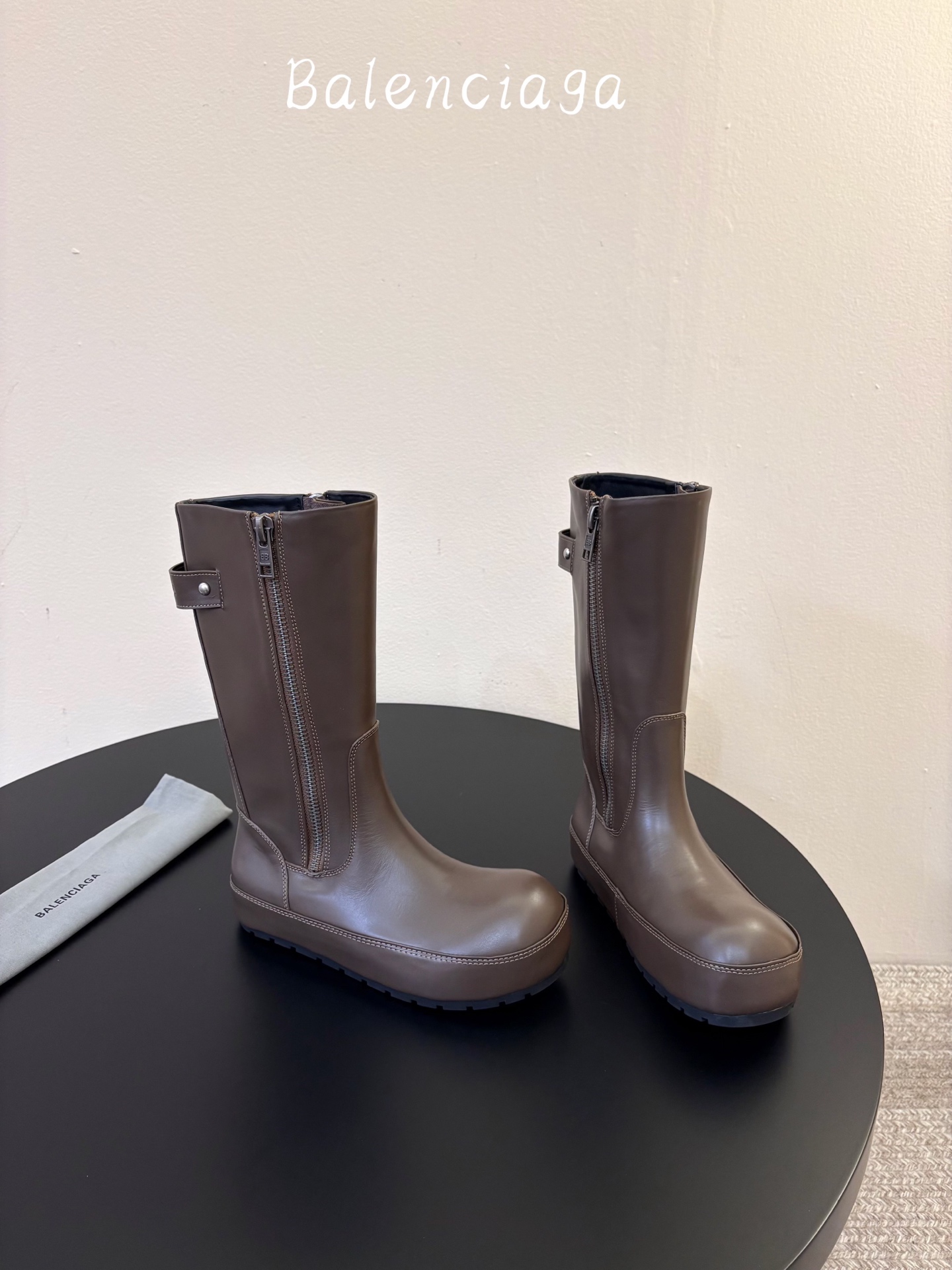 BALENCIAG* 𝟐𝟔𝐀𝐖新品 侧拉链高筒靴|先锋格调重塑街头穿搭美学 机能与潮酷风格融合靴身轮廓 每一步都彰显随性 BALENCIAG* 𝟐𝟔𝐀𝐖新品 侧拉链高筒靴|先锋格调重塑街头穿搭美学 机能与潮酷风格融合靴身轮廓 每一步都彰显随性
