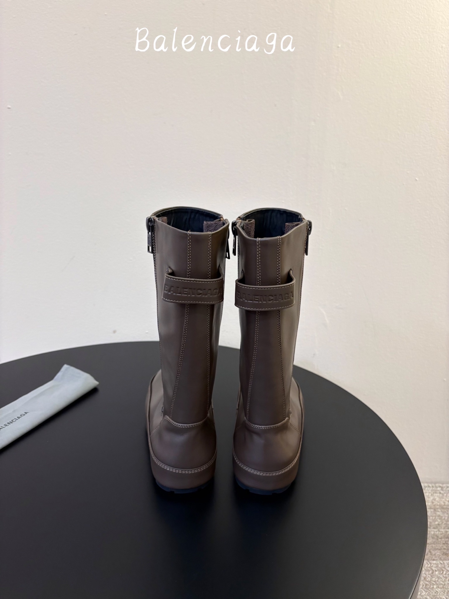 BALENCIAG* 𝟐𝟔𝐀𝐖新品 侧拉链高筒靴|先锋格调重塑街头穿搭美学 机能与潮酷风格融合靴身轮廓 每一步都彰显随性 BALENCIAG* 𝟐𝟔𝐀𝐖新品 侧拉链高筒靴|先锋格调重塑街头穿搭美学 机能与潮酷风格融合靴身轮廓 每一步都彰显随性
