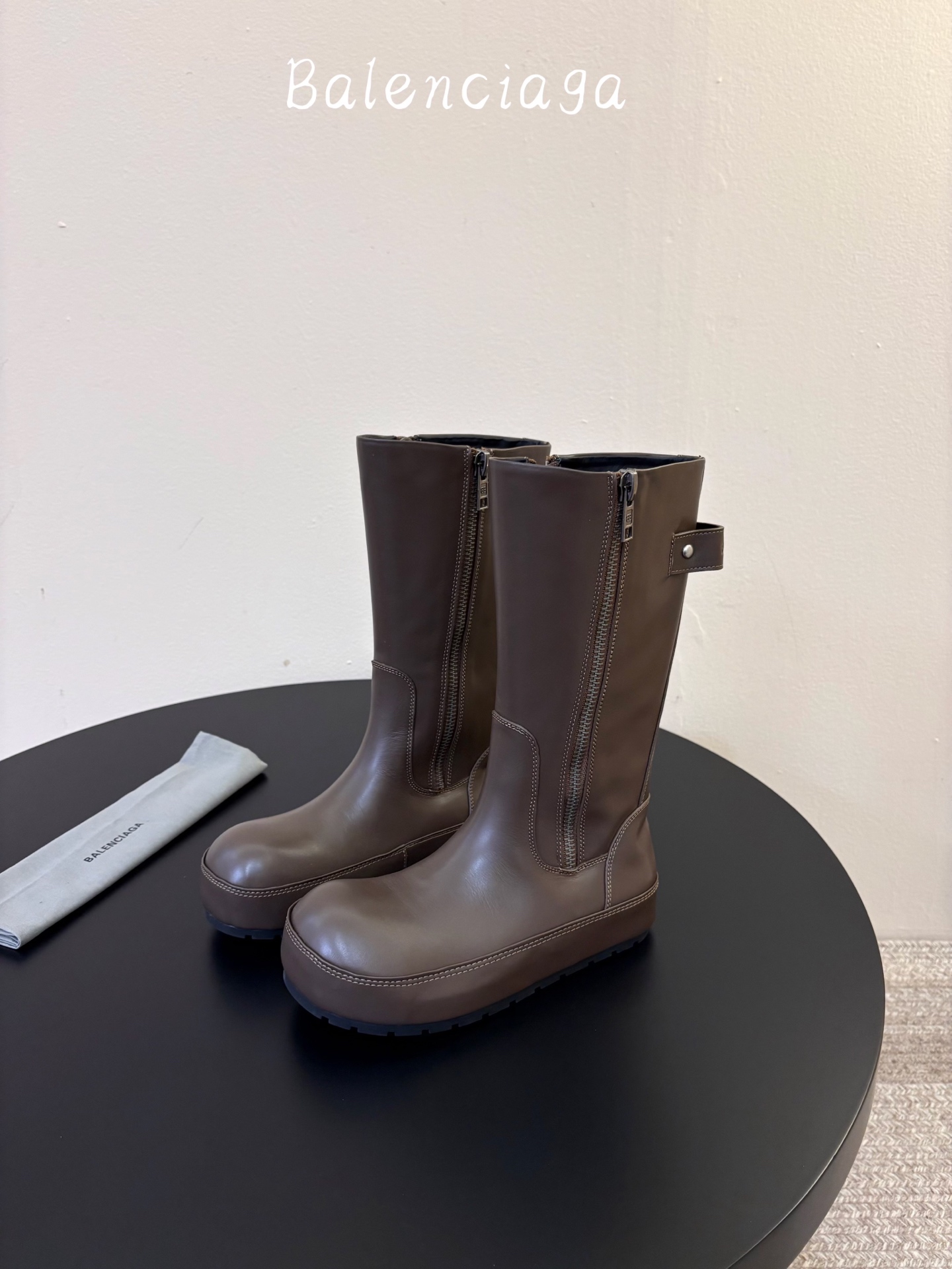 BALENCIAG* 𝟐𝟔𝐀𝐖新品 侧拉链高筒靴|先锋格调重塑街头穿搭美学 机能与潮酷风格融合靴身轮廓 每一步都彰显随性 BALENCIAG* 𝟐𝟔𝐀𝐖新品 侧拉链高筒靴|先锋格调重塑街头穿搭美学 机能与潮酷风格融合靴身轮廓 每一步都彰显随性