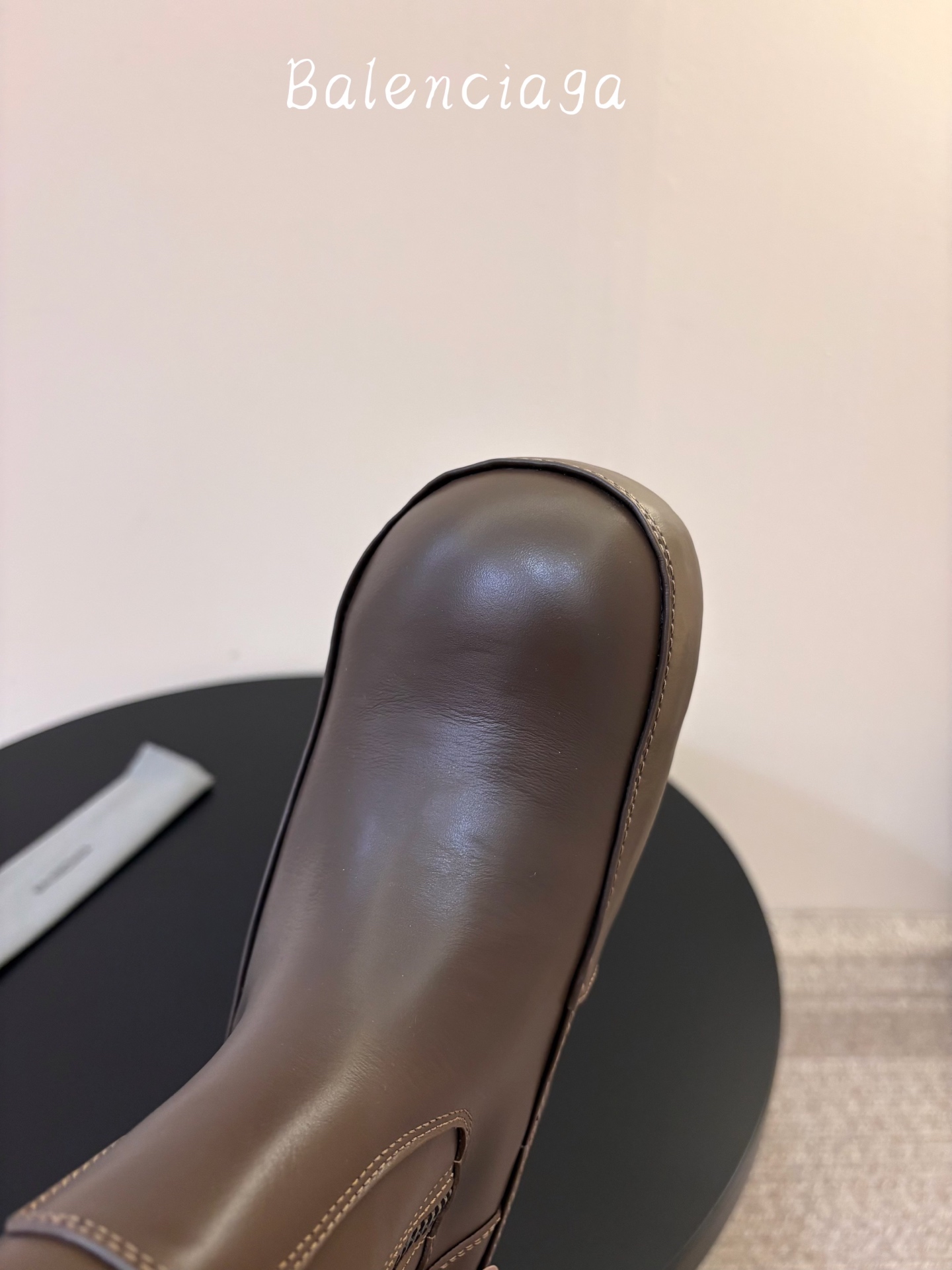 BALENCIAG* 𝟐𝟔𝐀𝐖新品 侧拉链高筒靴|先锋格调重塑街头穿搭美学 机能与潮酷风格融合靴身轮廓 每一步都彰显随性 BALENCIAG* 𝟐𝟔𝐀𝐖新品 侧拉链高筒靴|先锋格调重塑街头穿搭美学 机能与潮酷风格融合靴身轮廓 每一步都彰显随性