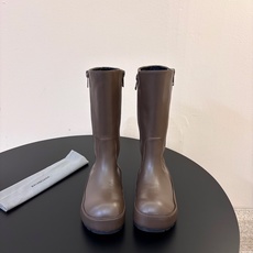 BALENCIAG* 𝟐𝟔𝐀𝐖新品 侧拉链高筒靴|先锋格调重塑街头穿搭美学 机能与潮酷风格融合靴身轮廓 每一步都彰显随性 BALENCIAG* 𝟐𝟔𝐀𝐖新品 侧拉链高筒靴|先锋格调重塑街头穿搭美学 机能与潮酷风格融合靴身轮廓 每一步都彰显随性