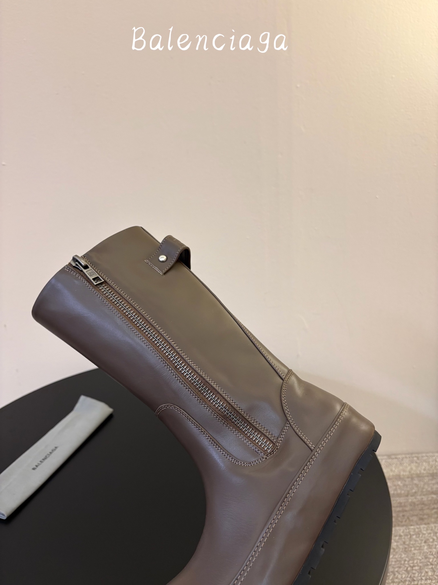 BALENCIAG* 𝟐𝟔𝐀𝐖新品 侧拉链高筒靴|先锋格调重塑街头穿搭美学 机能与潮酷风格融合靴身轮廓 每一步都彰显随性 BALENCIAG* 𝟐𝟔𝐀𝐖新品 侧拉链高筒靴|先锋格调重塑街头穿搭美学 机能与潮酷风格融合靴身轮廓 每一步都彰显随性