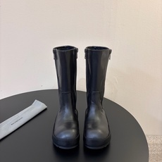 BALENCIAG* 𝟐𝟔𝐀𝐖新品 侧拉链高筒靴|先锋格调重塑街头穿搭美学 机能与潮酷风格融合靴身轮廓 每一步都彰显随性 BALENCIAG* 𝟐𝟔𝐀𝐖新品 侧拉链高筒靴|先锋格调重塑街头穿搭美学 机能与潮酷风格融合靴身轮廓 每一步都彰显随性