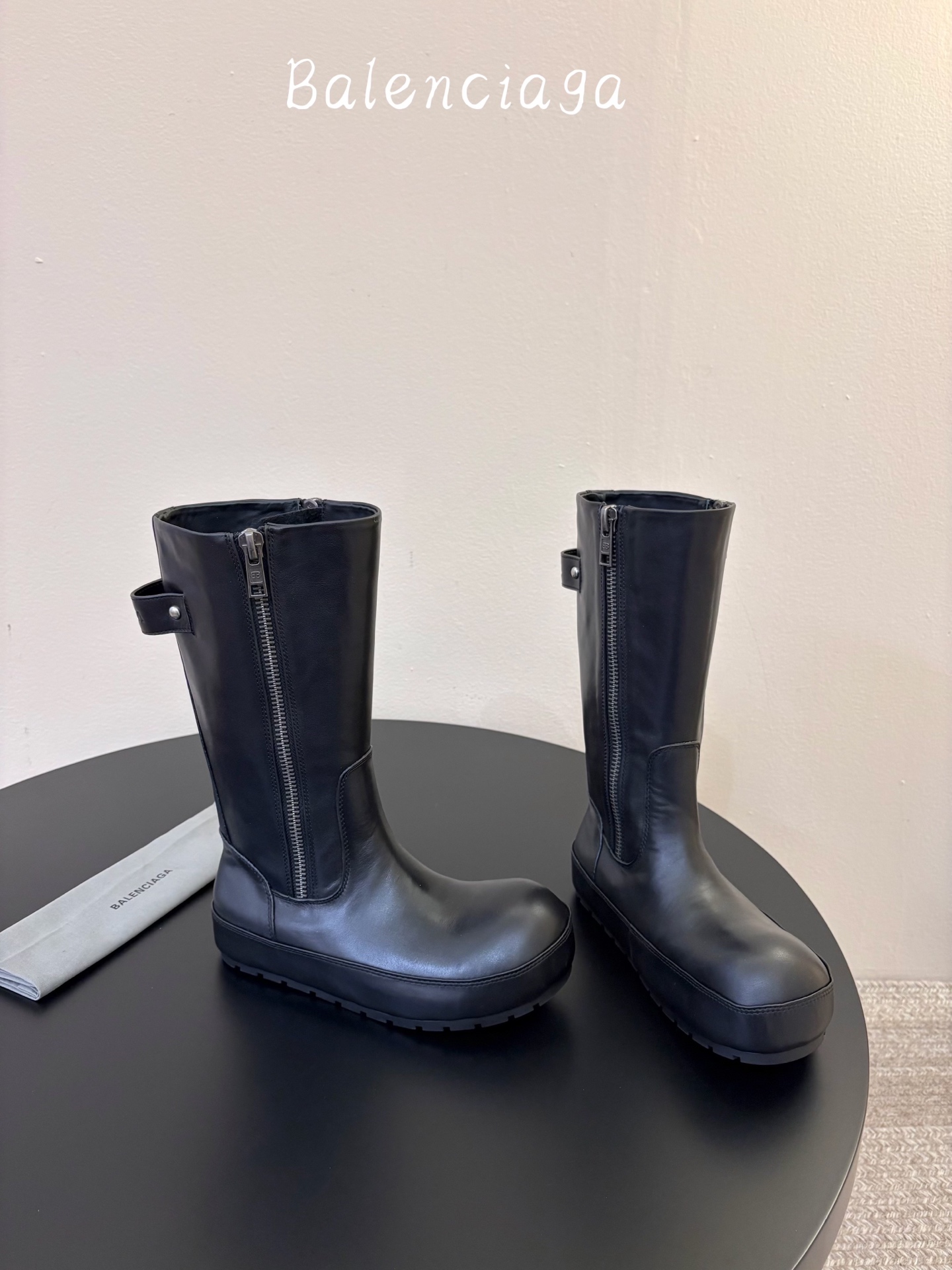 BALENCIAG* 𝟐𝟔𝐀𝐖新品 侧拉链高筒靴|先锋格调重塑街头穿搭美学 机能与潮酷风格融合靴身轮廓 每一步都彰显随性 BALENCIAG* 𝟐𝟔𝐀𝐖新品 侧拉链高筒靴|先锋格调重塑街头穿搭美学 机能与潮酷风格融合靴身轮廓 每一步都彰显随性