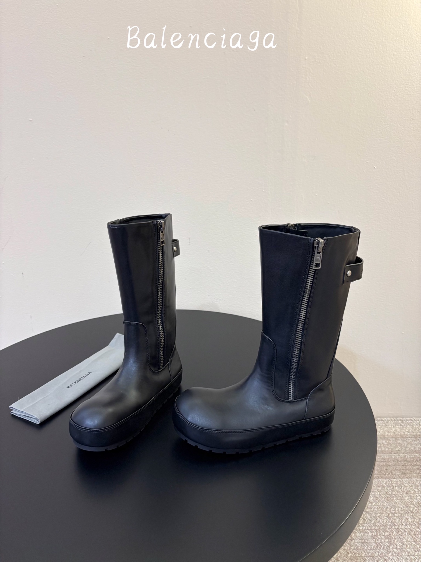 BALENCIAG* 𝟐𝟔𝐀𝐖新品 侧拉链高筒靴|先锋格调重塑街头穿搭美学 机能与潮酷风格融合靴身轮廓 每一步都彰显随性 BALENCIAG* 𝟐𝟔𝐀𝐖新品 侧拉链高筒靴|先锋格调重塑街头穿搭美学 机能与潮酷风格融合靴身轮廓 每一步都彰显随性