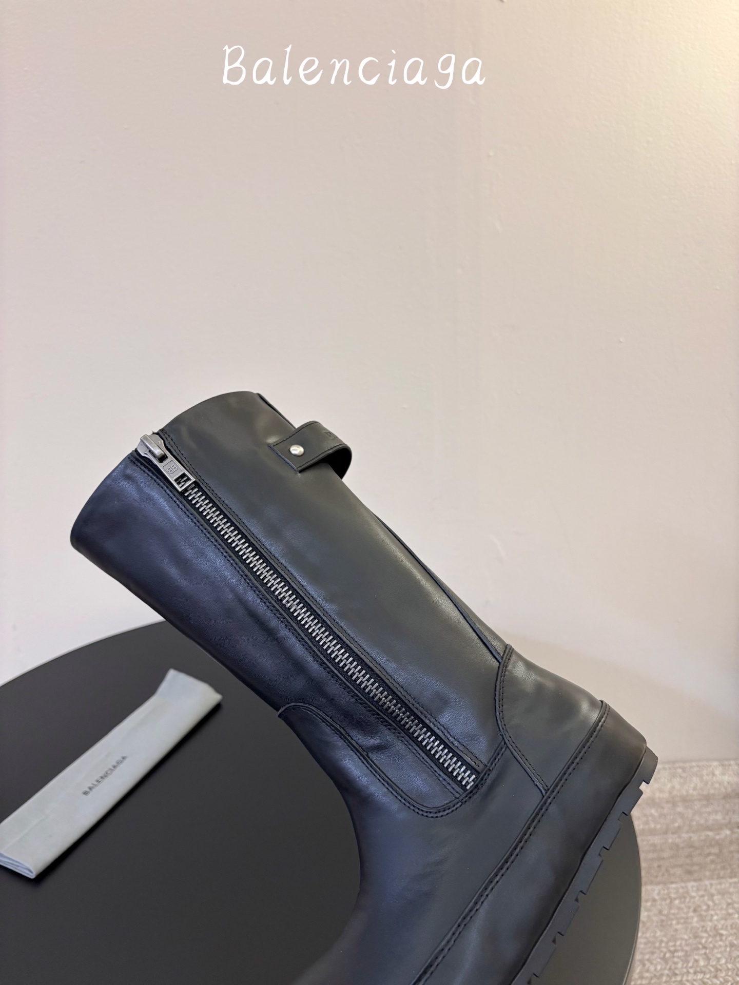 BALENCIAG* 𝟐𝟔𝐀𝐖新品 侧拉链高筒靴|先锋格调重塑街头穿搭美学 机能与潮酷风格融合靴身轮廓 每一步都彰显随性 BALENCIAG* 𝟐𝟔𝐀𝐖新品 侧拉链高筒靴|先锋格调重塑街头穿搭美学 机能与潮酷风格融合靴身轮廓 每一步都彰显随性