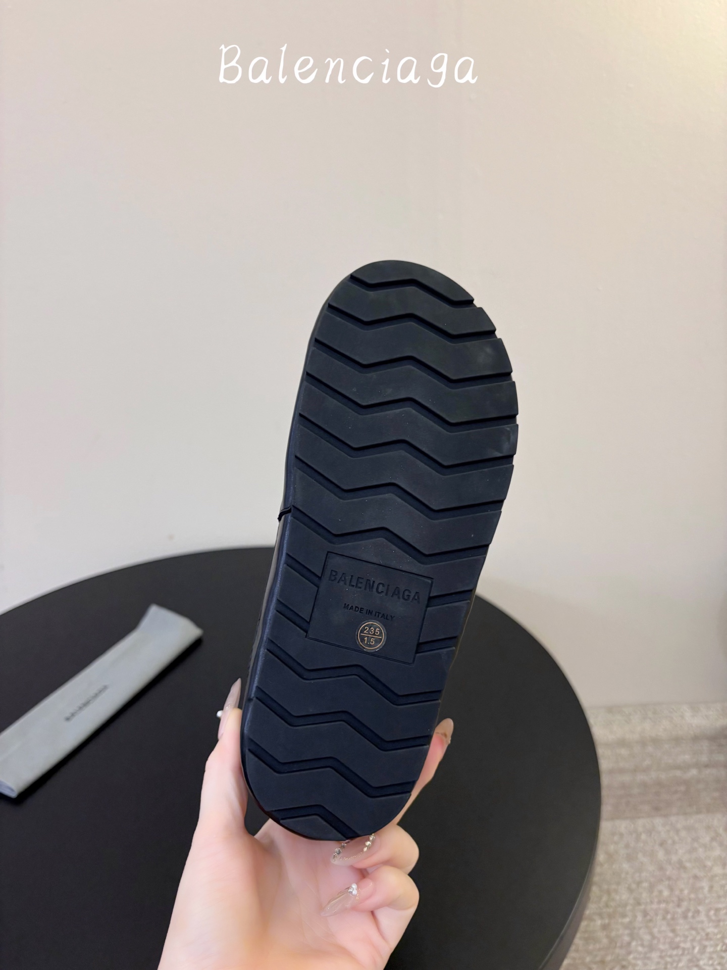 BALENCIAG* 𝟐𝟔𝐀𝐖新品 侧拉链高筒靴|先锋格调重塑街头穿搭美学 机能与潮酷风格融合靴身轮廓 每一步都彰显随性 BALENCIAG* 𝟐𝟔𝐀𝐖新品 侧拉链高筒靴|先锋格调重塑街头穿搭美学 机能与潮酷风格融合靴身轮廓 每一步都彰显随性