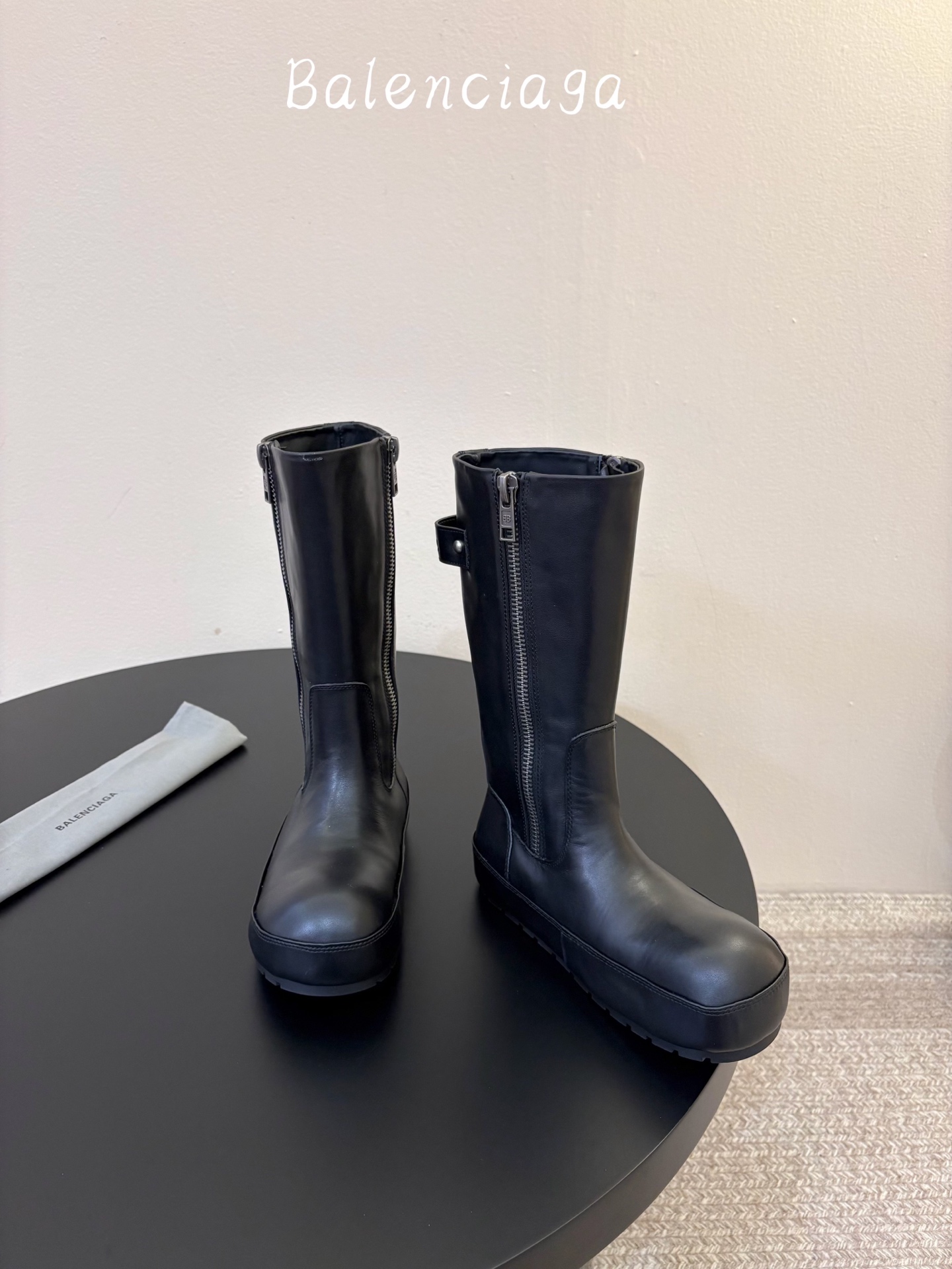BALENCIAG* 𝟐𝟔𝐀𝐖新品 侧拉链高筒靴|先锋格调重塑街头穿搭美学 机能与潮酷风格融合靴身轮廓 每一步都彰显随性 BALENCIAG* 𝟐𝟔𝐀𝐖新品 侧拉链高筒靴|先锋格调重塑街头穿搭美学 机能与潮酷风格融合靴身轮廓 每一步都彰显随性