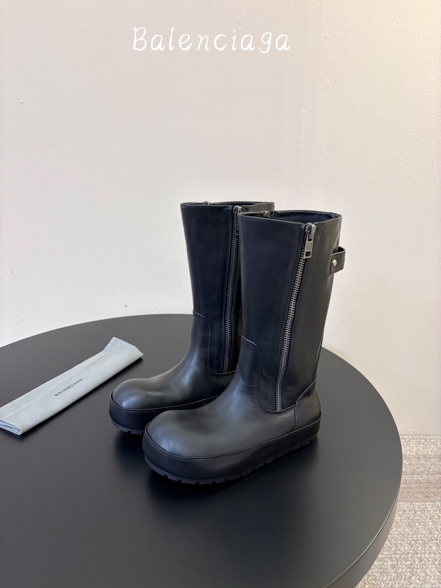 BALENCIAG* 𝟐𝟔𝐀𝐖新品 侧拉链高筒靴|先锋格调重塑街头穿搭美学 机能与潮酷风格融合靴身轮廓 每一步都彰显随性 BALENCIAG* 𝟐𝟔𝐀𝐖新品 侧拉链高筒靴|先锋格调重塑街头穿搭美学 机能与潮酷风格融合靴身轮廓 每一步都彰显随性